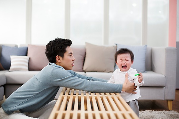 포토 JPG 스튜디오촬영 라이프스타일 남자 아들 가족 모션 탁자 함께함 실내 서기 사람 앉기 동양인 상반신 20대 성인 두명 앞모습 옆모습 소파 화목 한국인 육아 아기 가족라이프 아빠 울음 부자지간 남자만 딸바보 달래기 남성육아휴직 육아대디 싱글대디 한부모가족 국내포토 뷰포인트 가구 컨셉 의자 관계 표정 인종 청년 내부 생활 파일형식 육아휴직