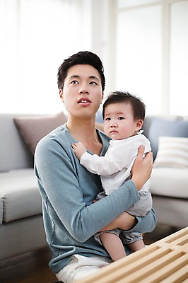 포토 JPG 스튜디오촬영 라이프스타일 응시 남자 아들 가족 안기 모션 탁자 함께함 실내 사람 앉기 동양인 상반신 20대 성인 두명 앞모습 소파 화목 한국인 육아 아기 가족라이프 아빠 부자지간 남자만 딸바보 남성육아휴직 육아대디 싱글대디 한부모가족 국내포토 시선 뷰포인트 가구 컨셉 의자 관계 인종 청년 내부 생활 파일형식 육아휴직