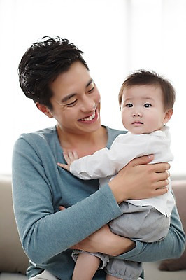포토 JPG 스튜디오촬영 라이프스타일 남자 아들 가족 안기 모션 함께함 실내 미소 사람 앉기 동양인 상반신 20대 성인 두명 앞모습 화목 한국인 육아 아기 가족라이프 아빠 부자지간 남자만 딸바보 남성육아휴직 육아대디 싱글대디 한부모가족 국내포토 뷰포인트 컨셉 관계 표정 인종 청년 내부 생활 파일형식 육아휴직