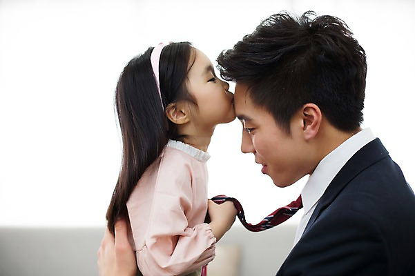 포토 JPG 스튜디오촬영 라이프스타일 여자 남자 딸 어린이 가족 모션 키스 함께함 실내 서기 사람 앉기 동양인 정장 상반신 20대 성인 두명 옆모습 한국인 육아 가족라이프 아빠 출근 배웅 부녀 딸바보 육아대디 싱글대디 한부모가족 국내포토 옷 뷰포인트 컨셉 관계 인종 청년 내부 생활 애정표현 출퇴근 파일형식