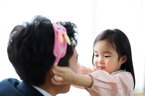 포토 JPG 스튜디오촬영 라이프스타일 여자 남자 딸 어린이 장난 가족 모션 함께함 실내 미소 사람 동양인 상반신 20대 성인 두명 옆모습 한국인 육아 머리띠 가족라이프 아빠 출근 배웅 부녀 딸바보 육아대디 싱글대디 한부모가족 국내포토 뷰포인트 컨셉 장신구 관계 표정 인종 청년 내부 생활 출퇴근 파일형식