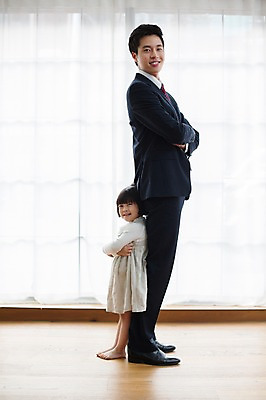 포토 JPG 스튜디오촬영 전신 라이프스타일 여자 남자 딸 어린이 가족 모션 함께함 실내 서기 미소 사람 동양인 정장 20대 성인 두명 옆모습 팔짱 기댐 한국인 육아 등맞대기 가족라이프 커튼 아빠 창가 출근 배웅 부녀 딸바보 육아대디 싱글대디 한부모가족 국내포토 옷 뷰포인트 컨셉 창문 관계 표정 인종 청년 내부 생활 출퇴근 파일형식