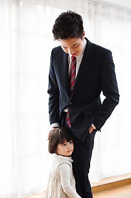 포토 JPG 스튜디오촬영 라이프스타일 여자 남자 딸 어린이 가족 안기 모션 함께함 실내 서기 사람 동양인 정장 상반신 20대 성인 두명 앞모습 옆모습 한국인 육아 가족라이프 커튼 아빠 창가 출근 배웅 부녀 딸바보 육아대디 싱글대디 한부모가족 국내포토 옷 뷰포인트 컨셉 창문 관계 인종 청년 내부 생활 출퇴근 파일형식