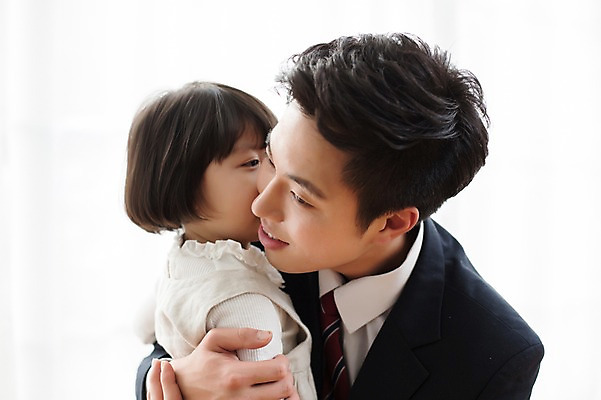 포토 JPG 스튜디오촬영 라이프스타일 여자 남자 딸 어린이 가족 안기 모션 함께함 실내 사람 동양인 정장 상반신 20대 성인 두명 옆모습 한국인 육아 가족라이프 아빠 출근 배웅 부녀 딸바보 육아대디 싱글대디 한부모가족 국내포토 옷 뷰포인트 컨셉 관계 인종 청년 내부 생활 출퇴근 파일형식