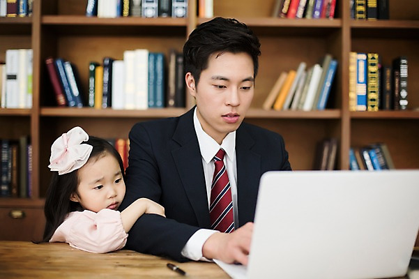 포토 JPG 스튜디오촬영 라이프스타일 여자 남자 딸 어린이 가족 모션 탁자 함께함 실내 매달리기 서기 사람 앉기 동양인 정장 상반신 20대 성인 두명 앞모습 책 노트북 한국인 육아 가족라이프 작업실 아빠 서재 지루함 부녀 딸바보 육아대디 싱글대디 한부모가족 국내포토 옷 감정 뷰포인트 가구 컨셉 관계 인종 청년 내부 생활 전자제품 파일형식