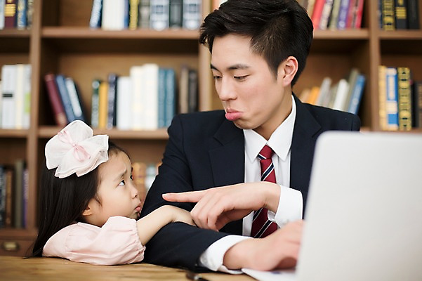 포토 JPG 스튜디오촬영 라이프스타일 여자 남자 딸 어린이 가족 모션 탁자 함께함 실내 서기 사람 앉기 동양인 정장 손짓 상반신 20대 성인 두명 앞모습 책 노트북 한국인 육아 가족라이프 작업실 아빠 서재 입내밀기 부녀 딸바보 육아대디 싱글대디 한부모가족 국내포토 옷 뷰포인트 가구 컨셉 관계 인종 청년 내부 생활 전자제품 파일형식
