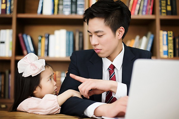 포토 JPG 스튜디오촬영 라이프스타일 여자 남자 딸 어린이 가족 모션 탁자 함께함 실내 서기 사람 앉기 동양인 정장 손짓 상반신 20대 성인 두명 앞모습 책 노트북 한국인 육아 가리킴 가족라이프 작업실 아빠 서재 부녀 딸바보 육아대디 싱글대디 한부모가족 국내포토 옷 뷰포인트 가구 컨셉 관계 인종 청년 내부 생활 전자제품 파일형식