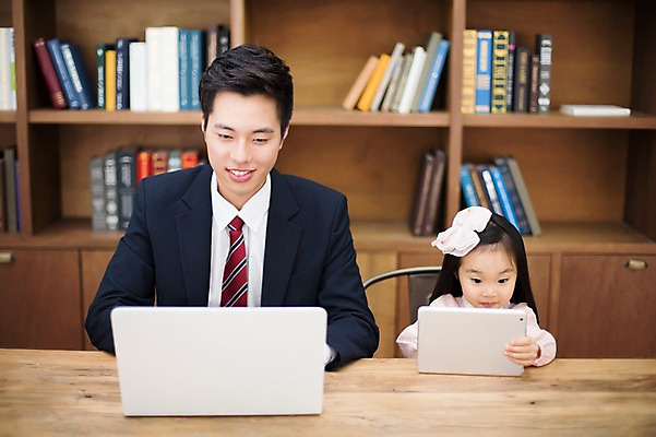 포토 JPG 스튜디오촬영 라이프스타일 여자 남자 딸 어린이 가족 모션 탁자 함께함 실내 들기 사람 앉기 동양인 정장 상반신 20대 성인 두명 앞모습 책 노트북 태블릿 한국인 육아 가족라이프 작업실 아빠 서재 부녀 딸바보 육아대디 싱글대디 한부모가족 국내포토 옷 뷰포인트 가구 컨셉 관계 인종 청년 내부 생활 전자제품 스마트기기 파일형식