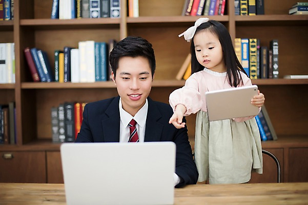 포토 JPG 스튜디오촬영 라이프스타일 여자 남자 딸 어린이 가족 모션 탁자 함께함 실내 서기 미소 들기 사람 앉기 동양인 정장 손짓 상반신 20대 성인 두명 앞모습 책 노트북 태블릿 한국인 육아 가리킴 가족라이프 작업실 아빠 서재 부녀 딸바보 육아대디 싱글대디 한부모가족 국내포토 옷 뷰포인트 가구 컨셉 관계 표정 인종 청년 내부 생활 전자제품 스마트기기 파일형식