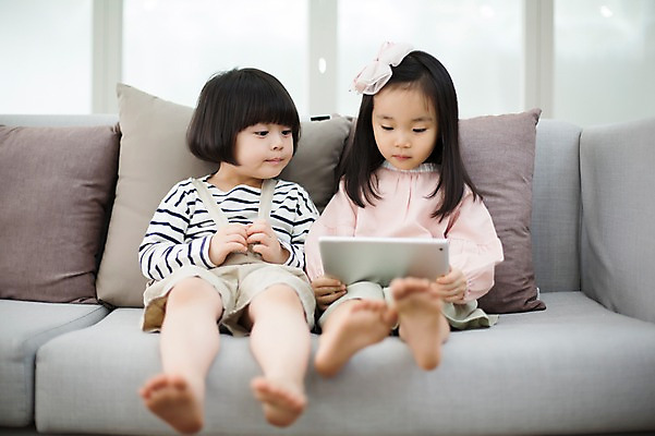 포토 JPG 스튜디오촬영 전신 응시 여자 어린이 모션 실내 들기 사람 앉기 동양인 소녀 두명 앞모습 친구 소파 태블릿 귀여움 한국인 천진난만 여자만 어린이만 소녀만 딸바보 국내포토 시선 뷰포인트 컨셉 의자 관계 인종 내부 전자제품 스마트기기 파일형식