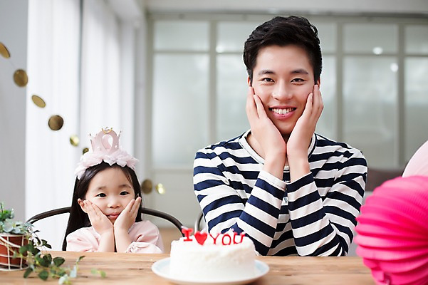 포토 JPG 스튜디오촬영 라이프스타일 여자 남자 딸 어린이 가족 모션 탁자 함께함 실내 미소 사람 앉기 동양인 손짓 상반신 20대 성인 두명 앞모습 파티 케이크 화목 한국인 육아 가족라이프 생일파티 생일 아빠 꽃받침 부녀 딸바보 육아대디 싱글대디 한부모가족 국내포토 기념일 뷰포인트 가구 컨셉 관계 디저트 표정 인종 이벤트 청년 내부 생활 파일형식