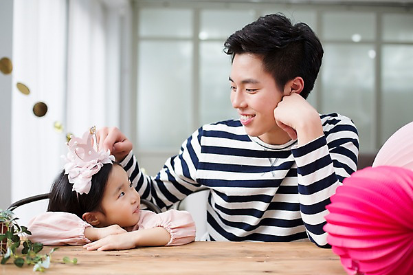 포토 JPG 스튜디오촬영 라이프스타일 여자 남자 딸 어린이 가족 모션 놀이 탁자 함께함 실내 미소 사람 앉기 동양인 상반신 20대 성인 두명 앞모습 한국인 육아 가족라이프 아빠 즐거움 부녀 딸바보 육아대디 싱글대디 한부모가족 국내포토 감정 뷰포인트 가구 컨셉 관계 표정 인종 청년 내부 생활 파일형식