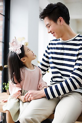 포토 JPG 스튜디오촬영 라이프스타일 응시 여자 남자 딸 어린이 장난 가족 모션 놀이 함께함 실내 미소 사람 앉기 동양인 상반신 20대 성인 두명 앞모습 손잡기 한국인 육아 가족라이프 아빠 즐거움 부녀 딸바보 육아대디 싱글대디 한부모가족 국내포토 시선 감정 뷰포인트 컨셉 관계 표정 인종 청년 내부 생활 파일형식