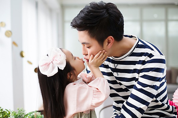 포토 JPG 스튜디오촬영 라이프스타일 여자 남자 딸 어린이 장난 가족 모션 놀이 키스 함께함 실내 미소 사람 앉기 동양인 손짓 상반신 20대 성인 두명 옆모습 한국인 육아 가족라이프 아빠 즐거움 부녀 딸바보 육아대디 싱글대디 한부모가족 국내포토 감정 뷰포인트 컨셉 관계 표정 인종 청년 내부 생활 애정표현 파일형식