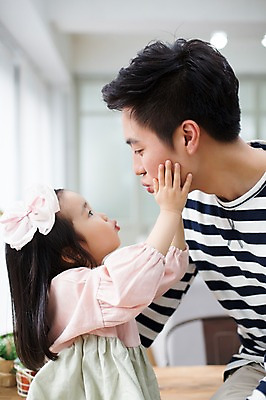 포토 JPG 스튜디오촬영 라이프스타일 여자 남자 딸 어린이 장난 가족 모션 놀이 키스 함께함 실내 사람 앉기 동양인 손짓 상반신 20대 성인 두명 옆모습 마주보기 한국인 육아 가족라이프 아빠 즐거움 부녀 딸바보 육아대디 싱글대디 한부모가족 국내포토 감정 뷰포인트 컨셉 관계 인종 청년 내부 생활 애정표현 파일형식