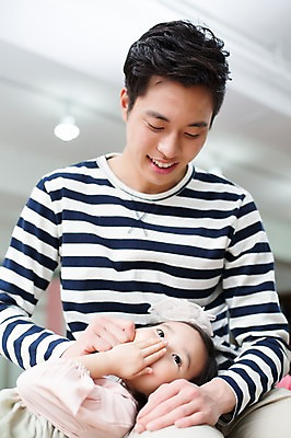 포토 JPG 스튜디오촬영 라이프스타일 여자 남자 딸 어린이 장난 가족 모션 놀이 함께함 실내 미소 사람 앉기 동양인 손짓 상반신 20대 성인 두명 앞모습 눕기 한국인 육아 가족라이프 아빠 즐거움 부녀 딸바보 육아대디 싱글대디 한부모가족 국내포토 감정 뷰포인트 컨셉 관계 표정 인종 청년 내부 생활 파일형식