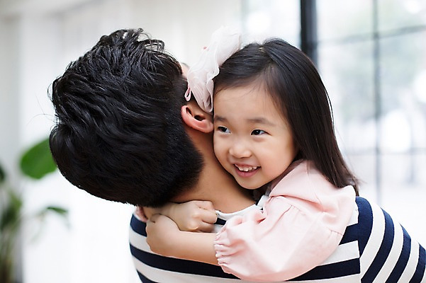 포토 JPG 스튜디오촬영 라이프스타일 여자 남자 딸 어린이 장난 가족 안기 모션 놀이 함께함 실내 미소 사람 동양인 상반신 20대 성인 두명 앞모습 뒷모습 한국인 육아 가족라이프 아빠 즐거움 부녀 딸바보 육아대디 싱글대디 한부모가족 국내포토 감정 뷰포인트 컨셉 관계 표정 인종 청년 내부 생활 파일형식