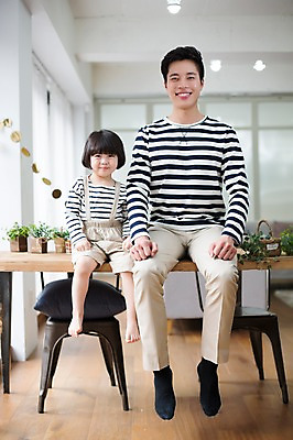 포토 JPG 스튜디오촬영 전신 라이프스타일 여자 남자 딸 어린이 가족 모션 탁자 함께함 실내 미소 사람 앉기 동양인 20대 성인 두명 앞모습 화목 한국인 육아 가족라이프 아빠 부녀 딸바보 육아대디 싱글대디 한부모가족 국내포토 뷰포인트 가구 컨셉 관계 표정 인종 청년 내부 생활 파일형식