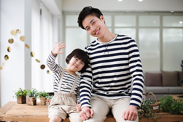 포토 JPG 스튜디오촬영 라이프스타일 여자 남자 딸 화분 어린이 가족 모션 탁자 함께함 실내 미소 사람 앉기 동양인 손짓 상반신 20대 성인 두명 앞모습 화목 한국인 육아 가족라이프 아빠 손인사 부녀 딸바보 육아대디 싱글대디 한부모가족 국내포토 뷰포인트 가구 컨셉 관계 표정 인종 청년 내부 생활 인사 파일형식