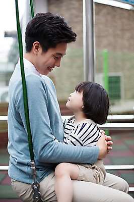 포토 JPG 주간 라이프스타일 여자 남자 딸 어린이 가족 안기 모션 함께함 미소 사람 앉기 동양인 상반신 20대 성인 야외 두명 옆모습 마주보기 한국인 육아 가족라이프 아빠 놀이터 즐거움 그네 부녀 딸바보 육아대디 싱글대디 한부모가족 국내포토 자연요소 감정 뷰포인트 컨셉 관계 놀이 표정 인종 청년 생활 파일형식
