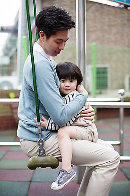 포토 JPG 주간 전신 라이프스타일 여자 남자 딸 어린이 가족 안기 모션 놀이 함께함 사람 앉기 동양인 상반신 20대 성인 야외 두명 옆모습 한국인 육아 가족라이프 아빠 놀이터 즐거움 그네 부녀 딸바보 육아대디 싱글대디 한부모가족 국내포토 자연요소 감정 뷰포인트 컨셉 관계 인종 청년 생활 파일형식