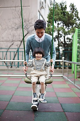 포토 JPG 주간 전신 라이프스타일 여자 남자 딸 어린이 가족 모션 함께함 서기 미소 사람 앉기 동양인 20대 성인 야외 두명 앞모습 한국인 육아 가족라이프 아빠 밀기 놀이터 즐거움 그네 부녀 딸바보 육아대디 싱글대디 한부모가족 국내포토 자연요소 감정 뷰포인트 컨셉 관계 놀이 표정 인종 청년 생활 파일형식