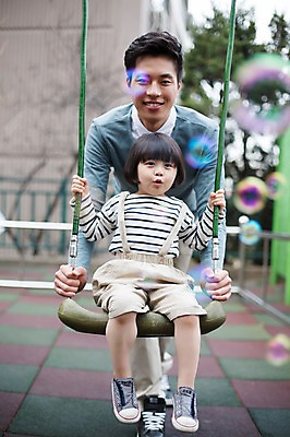 포토 JPG 주간 전신 라이프스타일 여자 남자 딸 어린이 가족 모션 놀이 함께함 서기 미소 사람 앉기 동양인 20대 성인 야외 두명 앞모습 한국인 육아 가족라이프 아빠 비눗방울 밀기 놀이터 즐거움 그네 부녀 딸바보 육아대디 싱글대디 한부모가족 국내포토 자연요소 감정 뷰포인트 컨셉 관계 표정 인종 청년 생활 파일형식