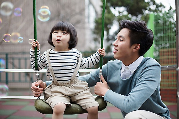 포토 JPG 주간 라이프스타일 여자 남자 딸 어린이 가족 모션 놀이 함께함 미소 사람 앉기 동양인 상반신 20대 성인 야외 두명 앞모습 한국인 육아 가족라이프 아빠 비눗방울 놀이터 즐거움 그네 부녀 딸바보 육아대디 싱글대디 한부모가족 국내포토 자연요소 감정 뷰포인트 컨셉 관계 표정 인종 청년 생활 파일형식