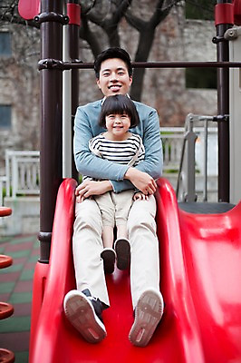 포토 JPG 주간 전신 라이프스타일 여자 남자 딸 어린이 가족 안기 모션 놀이 함께함 미소 사람 앉기 동양인 20대 성인 야외 두명 앞모습 한국인 육아 가족라이프 아빠 미끄럼틀 놀이터 즐거움 부녀 딸바보 육아대디 싱글대디 한부모가족 국내포토 자연요소 감정 뷰포인트 컨셉 관계 표정 인종 청년 생활 놀이기구 파일형식