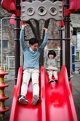 포토 JPG 주간 전신 라이프스타일 여자 남자 딸 어린이 가족 모션 함께함 사람 앉기 동양인 손짓 20대 성인 야외 두명 앞모습 한국인 육아 가족라이프 아빠 미끄럼틀 놀이터 즐거움 손뻗기 부녀 딸바보 내려오기 육아대디 싱글대디 한부모가족 국내포토 자연요소 감정 뷰포인트 컨셉 관계 놀이 인종 청년 생활 놀이기구 파일형식