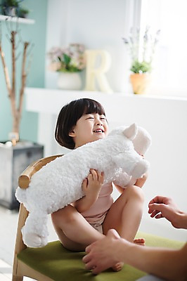 포토 JPG 스튜디오촬영 전신 라이프스타일 여자 남자 딸 어린이 인형 의자 가족 모션 실내 미소 들기 사람 앉기 동양인 20대 성인 두명 앞모습 한국인 육아 가족라이프 아빠 부녀 딸바보 육아대디 싱글대디 한부모가족 국내포토 뷰포인트 가구 관계 표정 인종 청년 내부 생활 파일형식