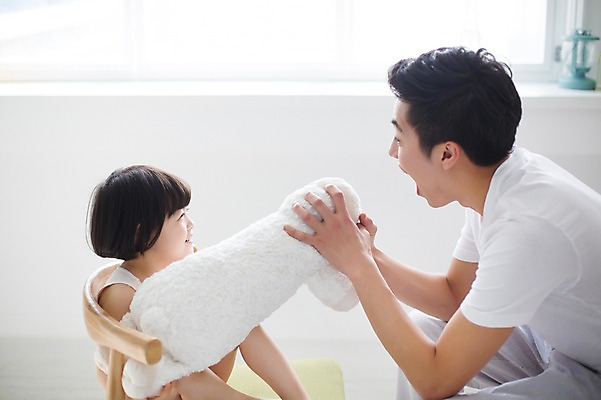 포토 JPG 스튜디오촬영 라이프스타일 여자 남자 딸 어린이 인형 의자 가족 모션 놀이 실내 미소 들기 사람 앉기 동양인 상반신 20대 성인 두명 옆모습 한국인 육아 가족라이프 아빠 부녀 딸바보 육아대디 싱글대디 한부모가족 국내포토 뷰포인트 가구 관계 표정 인종 청년 내부 생활 파일형식