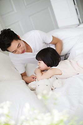 포토 JPG 스튜디오촬영 라이프스타일 여자 남자 딸 어린이 인형 엎드리기 가족 모션 놀이 함께함 실내 사람 동양인 상반신 20대 성인 두명 한국인 육아 침대 가족라이프 아빠 즐거움 부녀 딸바보 육아대디 싱글대디 한부모가족 국내포토 감정 가구 컨셉 관계 인종 청년 내부 생활 파일형식