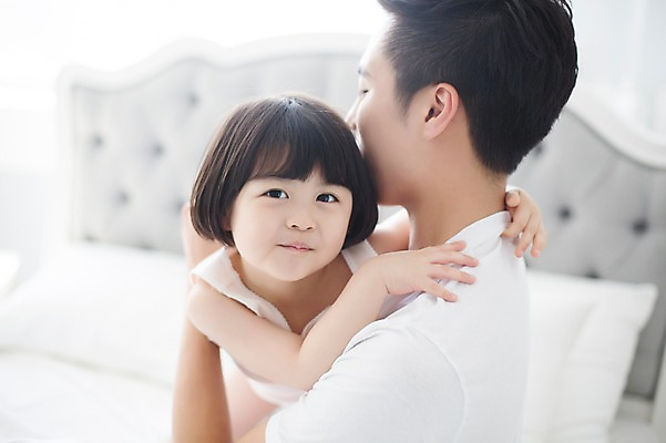 포토 JPG 스튜디오촬영 라이프스타일 여자 남자 딸 어린이 가족 안기 모션 놀이 함께함 실내 미소 사람 동양인 상반신 20대 성인 두명 앞모습 옆모습 한국인 육아 침대 가족라이프 아빠 즐거움 부녀 딸바보 육아대디 싱글대디 한부모가족 국내포토 감정 뷰포인트 가구 컨셉 관계 표정 인종 청년 내부 생활 파일형식