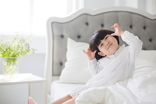 포토 JPG 스튜디오촬영 라이프스타일 여자 꽃 딸 화분 어린이 모션 놀이 실내 한명 미소 사람 앉기 동양인 손짓 소녀 상반신 앞모습 귀여움 이불 한국인 침대 가족라이프 천진난만 소녀한명만 딸바보 국내포토 식물 1 뷰포인트 가구 컨셉 가족 침구 표정 인종 내부 생활 여자한명만 소녀만 파일형식