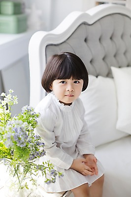 포토 JPG 스튜디오촬영 라이프스타일 여자 꽃 딸 화분 어린이 베개 모션 놀이 실내 한명 사람 앉기 동양인 소녀 상반신 앞모습 귀여움 한국인 침대 가족라이프 천진난만 소녀한명만 딸바보 국내포토 식물 1 뷰포인트 가구 컨셉 가족 침구 인종 내부 생활 여자한명만 소녀만 파일형식