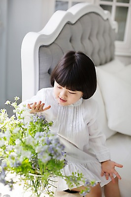 포토 JPG 스튜디오촬영 라이프스타일 여자 꽃 딸 화분 어린이 모션 놀이 실내 한명 사람 앉기 동양인 손짓 소녀 상반신 앞모습 귀여움 만지기 한국인 침대 가족라이프 천진난만 소녀한명만 딸바보 국내포토 식물 1 뷰포인트 가구 컨셉 가족 인종 내부 생활 여자한명만 소녀만 파일형식