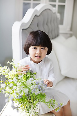 포토 JPG 스튜디오촬영 라이프스타일 여자 꽃 딸 화분 어린이 모션 놀이 실내 한명 미소 사람 앉기 동양인 손짓 소녀 상반신 앞모습 귀여움 만지기 한국인 침대 가족라이프 천진난만 소녀한명만 딸바보 국내포토 식물 1 뷰포인트 가구 컨셉 가족 표정 인종 내부 생활 여자한명만 소녀만 파일형식
