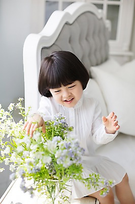 포토 JPG 스튜디오촬영 라이프스타일 여자 꽃 딸 화분 어린이 모션 놀이 실내 한명 미소 사람 앉기 동양인 손짓 소녀 상반신 앞모습 귀여움 만지기 한국인 침대 가족라이프 천진난만 소녀한명만 딸바보 국내포토 식물 1 뷰포인트 가구 컨셉 가족 표정 인종 내부 생활 여자한명만 소녀만 파일형식
