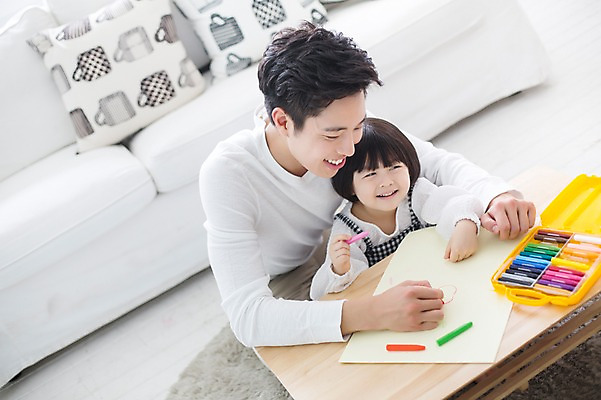 포토 JPG 스튜디오촬영 라이프스타일 여자 남자 딸 종이 어린이 가족 모션 탁자 함께함 실내 미소 들기 사람 앉기 동양인 상반신 20대 성인 두명 앞모습 소파 한국인 육아 가족라이프 그리기 아빠 즐거움 그림 크레파스 부녀 딸바보 육아대디 싱글대디 한부모가족 국내포토 감정 뷰포인트 가구 컨셉 의자 관계 학용품 표정 인종 청년 내부 생활 파일형식