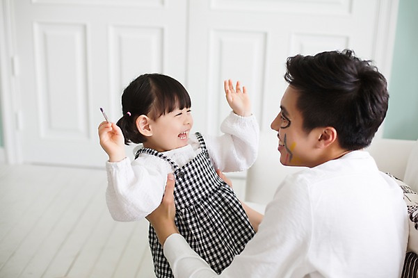 포토 JPG 스튜디오촬영 라이프스타일 여자 남자 딸 어린이 장난 가족 모션 놀이 함께함 실내 서기 미소 들기 사람 앉기 동양인 상반신 20대 성인 두명 옆모습 한국인 육아 붓 가족라이프 아빠 낙서 즐거움 그림 부녀 딸바보 육아대디 싱글대디 한부모가족 국내포토 감정 뷰포인트 컨셉 관계 표정 인종 청년 내부 생활 파일형식