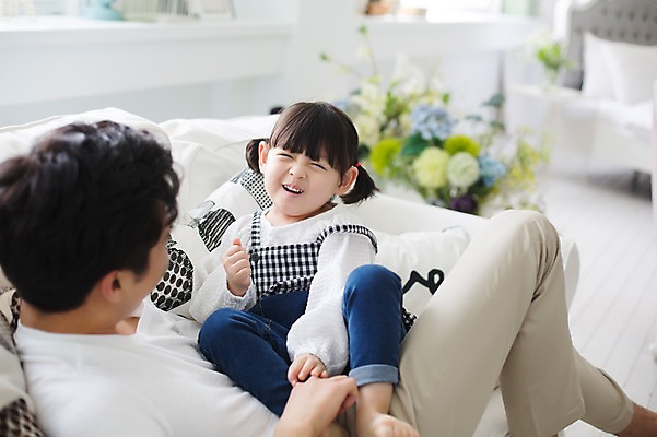 포토 JPG 스튜디오촬영 라이프스타일 여자 남자 딸 어린이 장난 가족 모션 놀이 함께함 실내 미소 사람 앉기 동양인 상반신 20대 성인 두명 앞모습 뒷모습 소파 한국인 육아 가족라이프 아빠 즐거움 부녀 딸바보 육아대디 싱글대디 한부모가족 국내포토 감정 뷰포인트 컨셉 의자 관계 표정 인종 청년 내부 생활 파일형식