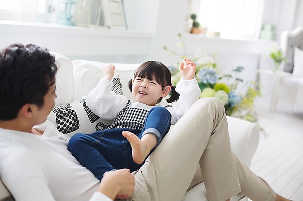 포토 JPG 스튜디오촬영 전신 라이프스타일 여자 남자 딸 어린이 장난 가족 모션 놀이 함께함 실내 미소 사람 앉기 동양인 20대 성인 두명 앞모습 옆모습 소파 한국인 육아 가족라이프 아빠 즐거움 부녀 딸바보 육아대디 싱글대디 한부모가족 국내포토 감정 뷰포인트 컨셉 의자 관계 표정 인종 청년 내부 생활 파일형식