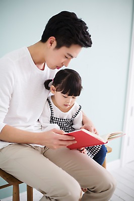 포토 JPG 스튜디오촬영 라이프스타일 여자 남자 딸 어린이 가족 모션 함께함 실내 들기 사람 앉기 동양인 상반신 20대 성인 두명 앞모습 책 독서 한국인 육아 가족라이프 아빠 읽기 즐거움 부녀 딸바보 육아대디 싱글대디 한부모가족 국내포토 감정 뷰포인트 컨셉 관계 인종 청년 내부 생활 파일형식