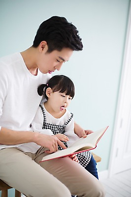 포토 JPG 스튜디오촬영 라이프스타일 여자 남자 딸 어린이 가족 모션 함께함 실내 들기 사람 앉기 동양인 손짓 상반신 20대 성인 두명 앞모습 책 독서 한국인 육아 가리킴 가족라이프 아빠 읽기 즐거움 부녀 딸바보 육아대디 싱글대디 한부모가족 국내포토 감정 뷰포인트 컨셉 관계 인종 청년 내부 생활 파일형식