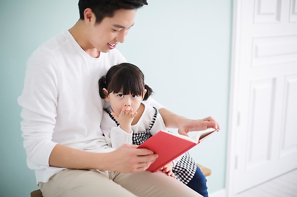 포토 JPG 스튜디오촬영 라이프스타일 여자 남자 딸 어린이 가족 모션 함께함 실내 미소 들기 사람 앉기 동양인 손짓 상반신 20대 성인 두명 앞모습 책 독서 한국인 육아 가족라이프 아빠 읽기 즐거움 부녀 딸바보 육아대디 싱글대디 한부모가족 국내포토 감정 뷰포인트 컨셉 관계 표정 인종 청년 내부 생활 파일형식