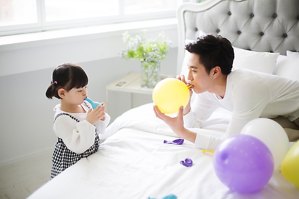 포토 JPG 스튜디오촬영 라이프스타일 여자 남자 딸 어린이 엎드리기 가족 모션 놀이 함께함 실내 서기 들기 사람 동양인 상반신 20대 성인 두명 옆모습 한국인 육아 침대 가족라이프 아빠 불기 즐거움 풍선 부녀 딸바보 육아대디 싱글대디 한부모가족 국내포토 감정 뷰포인트 가구 컨셉 관계 인종 청년 내부 생활 파일형식