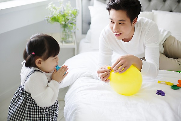 포토 JPG 스튜디오촬영 라이프스타일 여자 남자 딸 어린이 가족 모션 놀이 함께함 실내 서기 미소 들기 사람 앉기 동양인 상반신 20대 성인 두명 앞모습 한국인 육아 침대 가족라이프 아빠 불기 즐거움 풍선 부녀 딸바보 육아대디 싱글대디 한부모가족 국내포토 감정 뷰포인트 가구 컨셉 관계 표정 인종 청년 내부 생활 파일형식