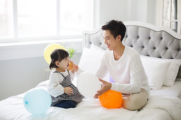 포토 JPG 스튜디오촬영 전신 라이프스타일 여자 남자 딸 어린이 가족 모션 놀이 함께함 실내 미소 들기 사람 앉기 동양인 20대 성인 두명 앞모습 한국인 육아 침대 가족라이프 아빠 즐거움 풍선 부녀 딸바보 육아대디 싱글대디 한부모가족 국내포토 감정 뷰포인트 가구 컨셉 관계 표정 인종 청년 내부 생활 파일형식
