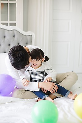 포토 JPG 스튜디오촬영 전신 라이프스타일 여자 남자 딸 어린이 가족 안기 모션 놀이 함께함 실내 미소 사람 앉기 동양인 20대 성인 두명 앞모습 한국인 육아 침대 가족라이프 아빠 즐거움 풍선 부녀 딸바보 육아대디 싱글대디 한부모가족 국내포토 감정 뷰포인트 가구 컨셉 관계 표정 인종 청년 내부 생활 파일형식